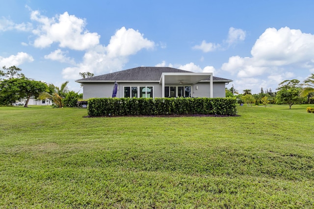 view of front of property featuring a front lawn