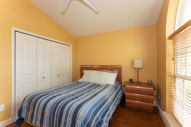 bedroom with ceiling fan, a closet, and vaulted ceiling