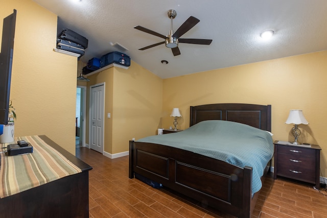 bedroom featuring ceiling fan, a textured ceiling, and a closet