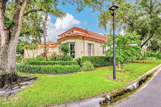 view of front facade featuring a front yard