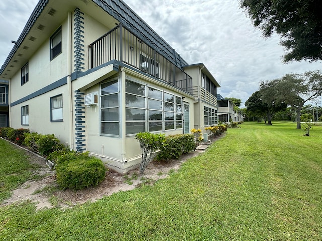 view of side of property featuring a lawn