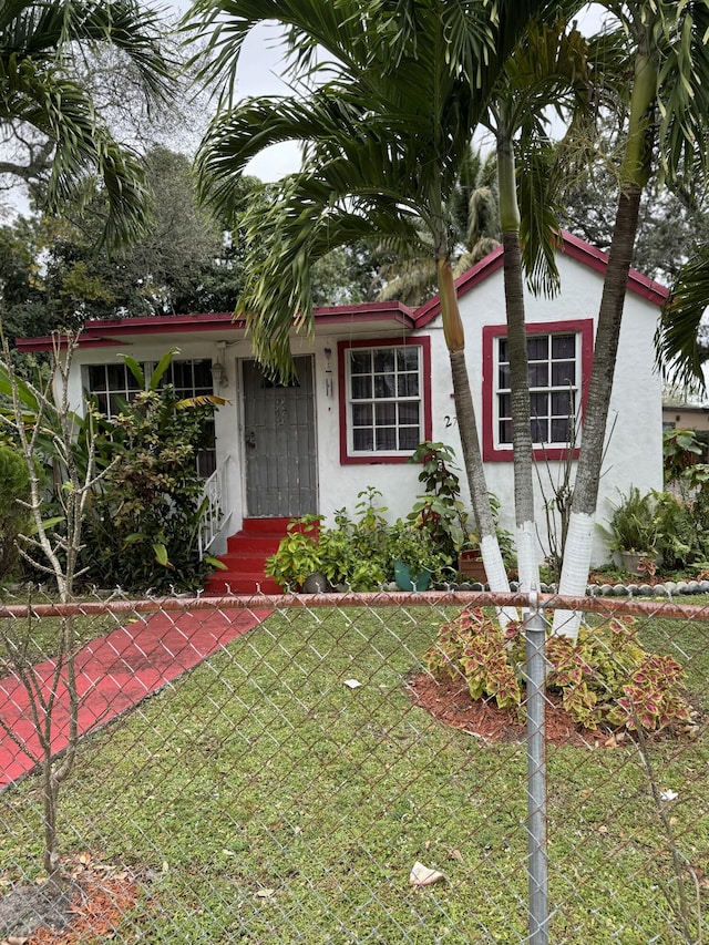 view of front of home featuring a front lawn