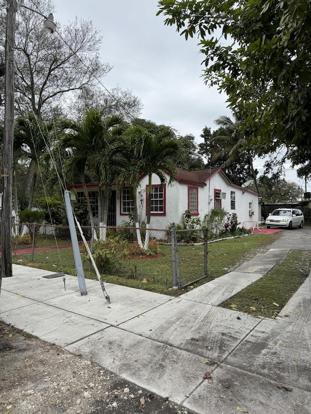 view of front facade featuring a front yard