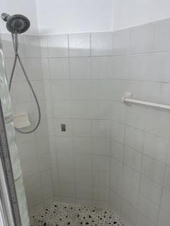 bathroom featuring a tile shower