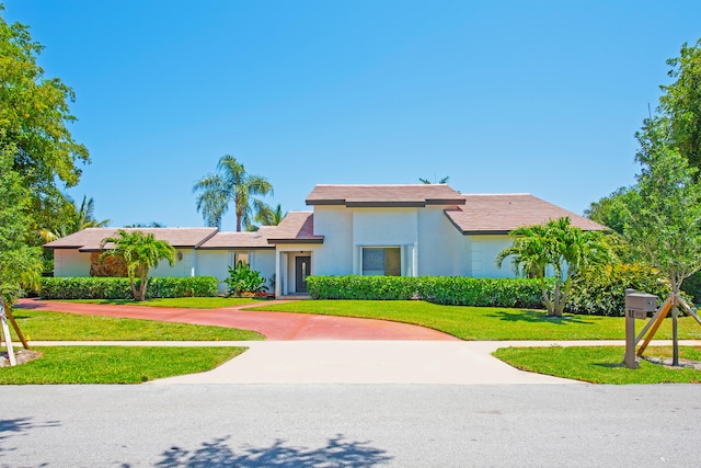 view of front of home featuring a front yard