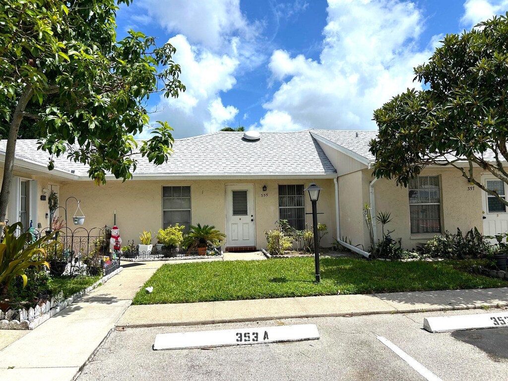 single story home with a front yard