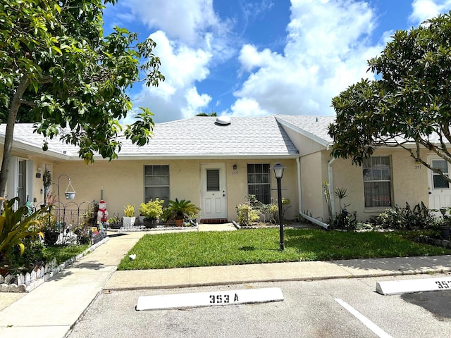 single story home with a front yard