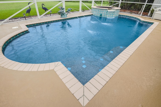 view of swimming pool featuring an in ground hot tub, pool water feature, and a yard