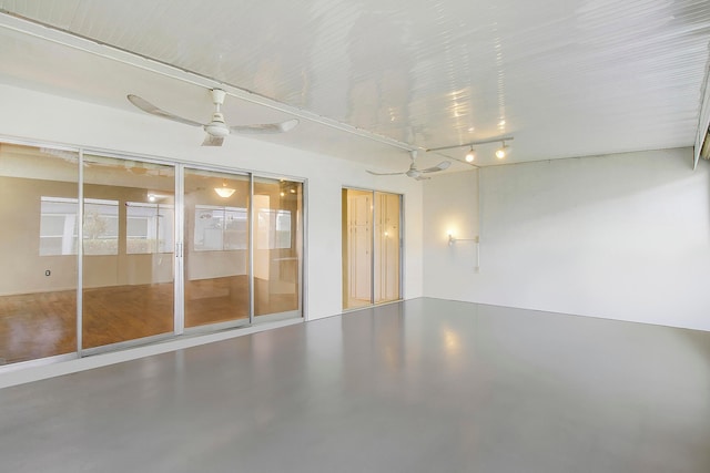 empty room with ceiling fan and concrete floors