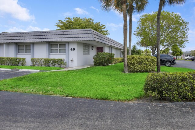 single story home with a front lawn