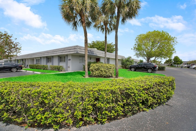 single story home with a front lawn