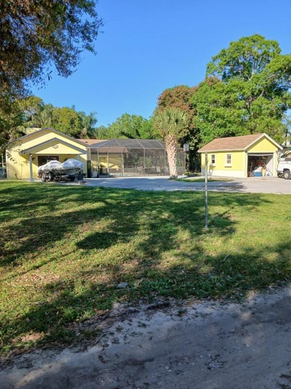 view of front of property featuring a carport and a front lawn