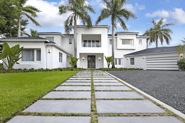 view of front of house featuring a front lawn