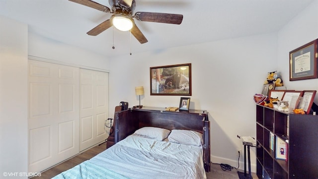 bedroom featuring dark wood-type flooring, a closet, a ceiling fan, and baseboards