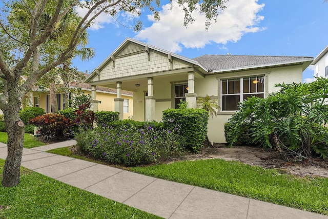 view of front of property featuring a front yard