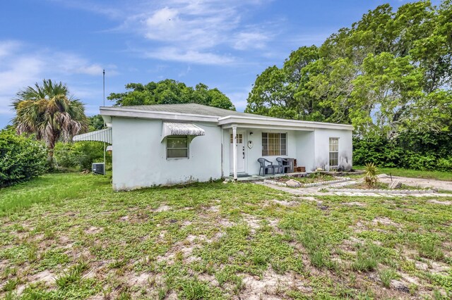 ranch-style house with covered porch and a front yard