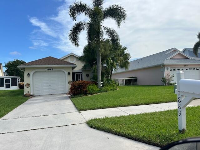 single story home featuring a front yard