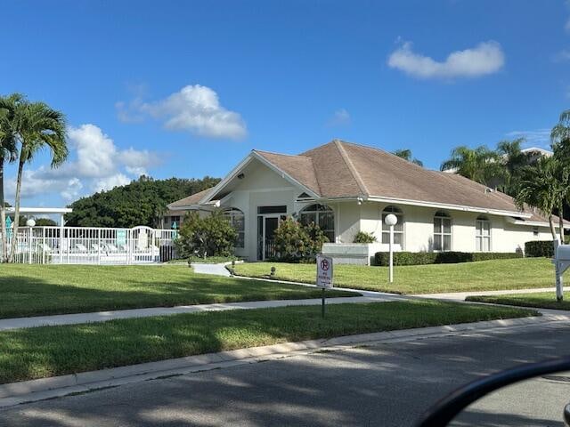 single story home with a front lawn