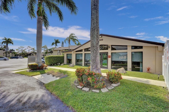 442 Pine Glen Ln Unit B2, Greenacres, FL 33463 - mid-century modern home featuring a front yard and stucco siding