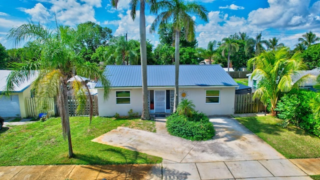 view of front facade featuring a front lawn