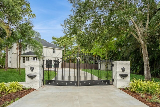 view of gate featuring a lawn