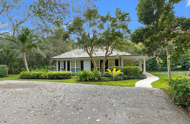 view of front of property featuring a front yard