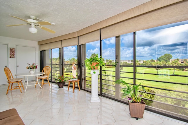 sunroom with ceiling fan