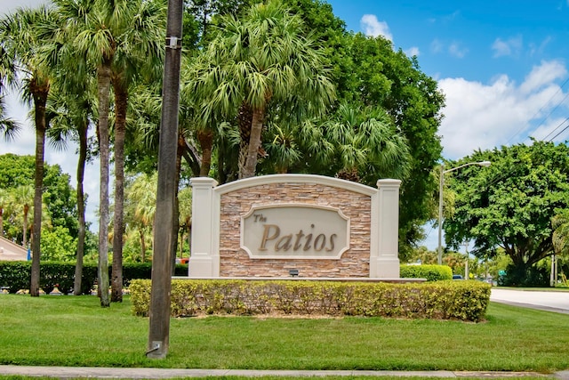 community sign with a yard