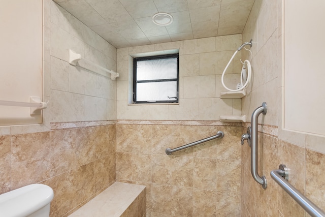 bathroom featuring toilet and tiled shower