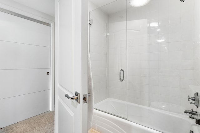 bathroom with combined bath / shower with glass door