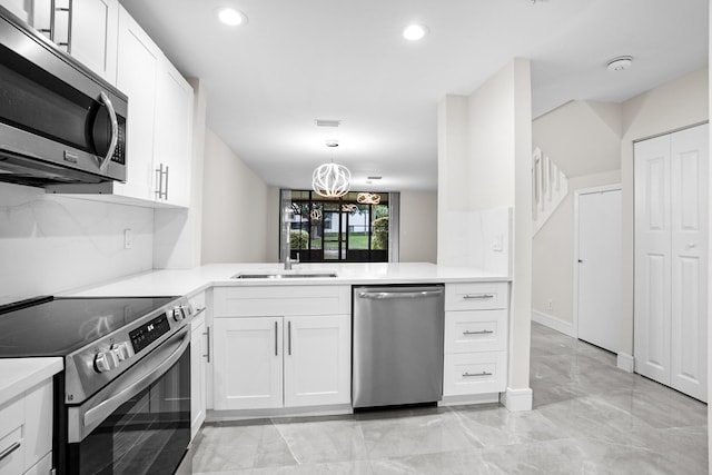 kitchen featuring stainless steel appliances, a sink, visible vents, white cabinetry, and light countertops