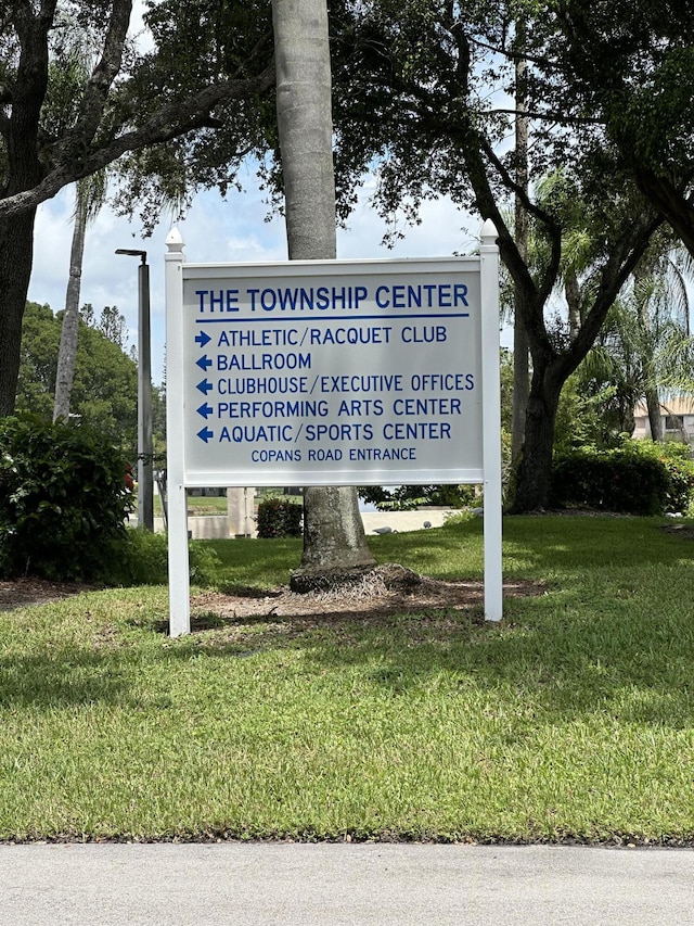 community / neighborhood sign featuring a lawn