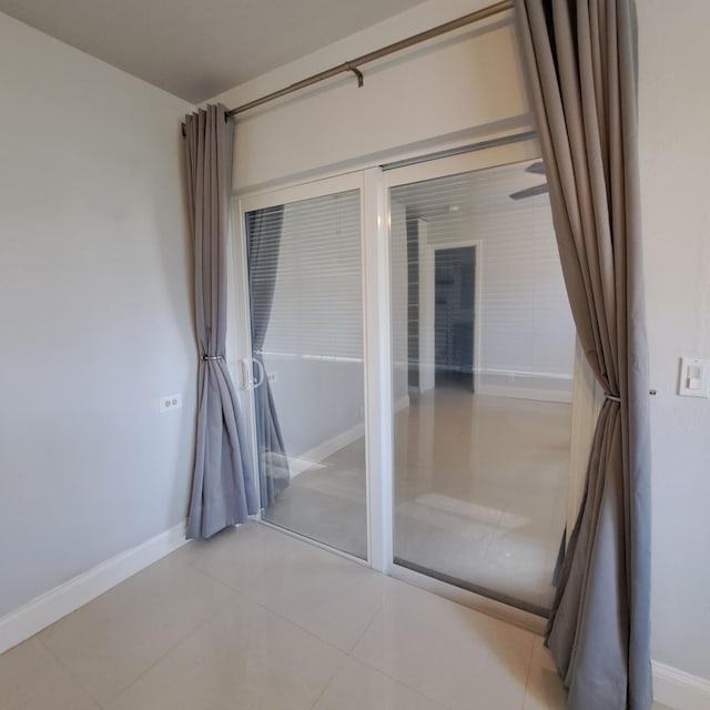 empty room featuring light tile patterned floors