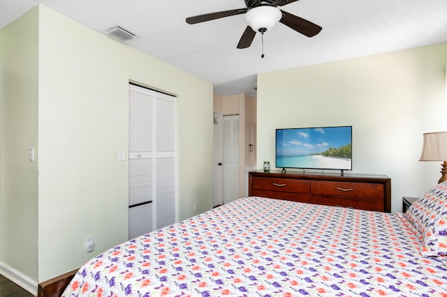 bedroom with ceiling fan and a textured ceiling