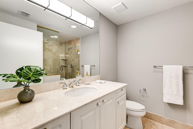 full bath with visible vents, a tile shower, vanity, and toilet