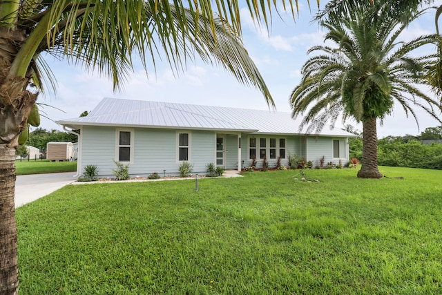 single story home featuring a front lawn