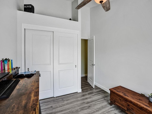 dining area with ceiling fan, light wood-type flooring, and vaulted ceiling