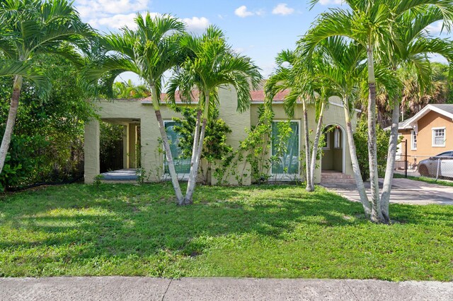 view of front of house featuring a front yard