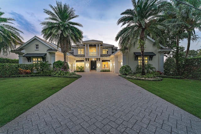 view of front facade featuring a lawn