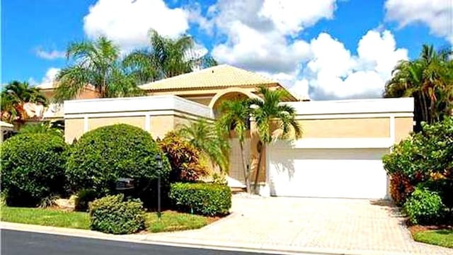 view of front of property featuring a garage