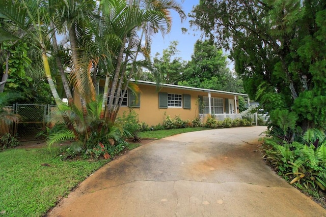 single story home featuring a front yard