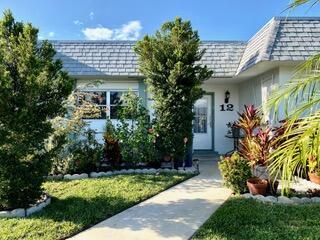 view of front of property featuring a front lawn