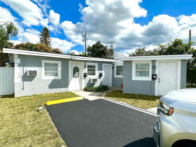 view of front of home featuring a front lawn