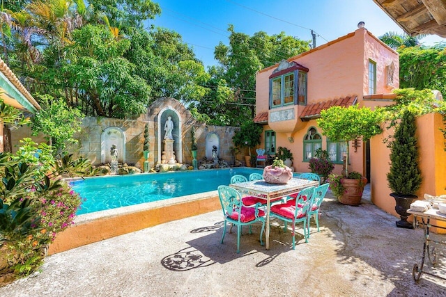 view of swimming pool featuring a patio