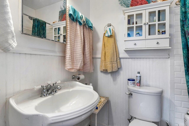 bathroom featuring sink and toilet