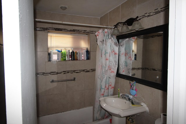 bathroom featuring sink and shower / bath combo