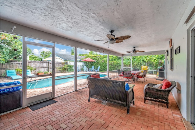 sunroom with ceiling fan