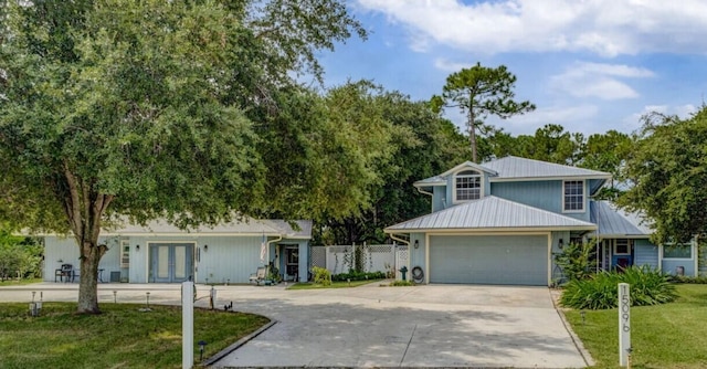 view of front of home featuring a front lawn and a garage