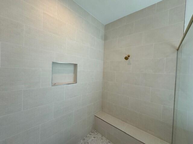 bathroom featuring a tile shower