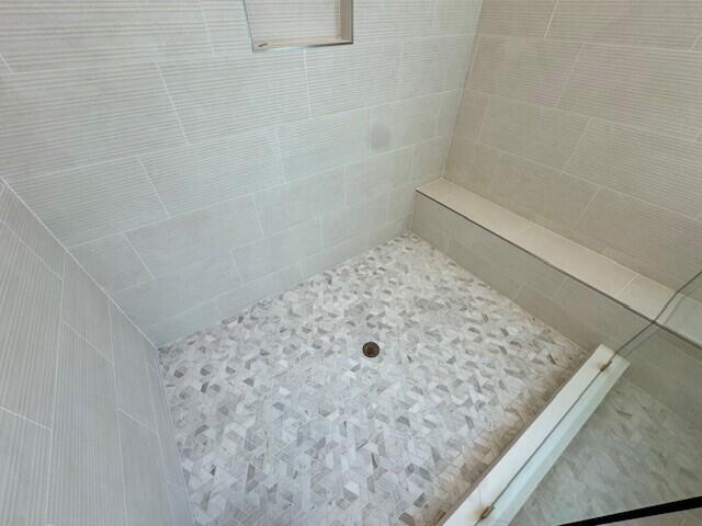 bathroom featuring a tile shower